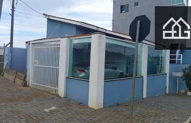 Imagem: A casa possui 4 Dormitórios, 1 Banheiro, 2 Vagas na garagem