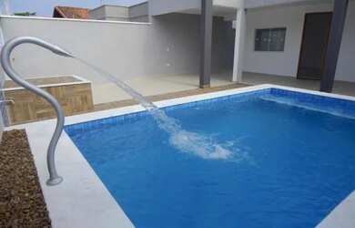 Imagem: A casa possui 3 Dormitórios, 2 Banheiros, 2 Vagas na garagem