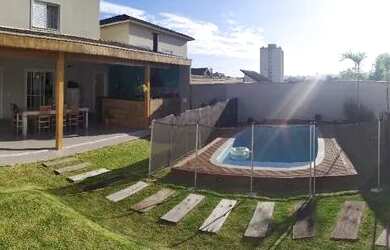 Imagem: A casa em condomínio possui 4 Dormitórios, 3 Banheiros, 2