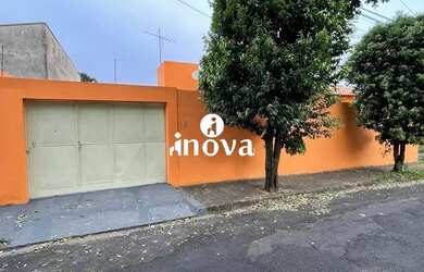 Imagem: A casa possui 3 Dormitórios, 3 Banheiros, 2 Vagas na garagem