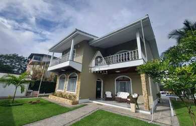 Imagem: A casa em condomínio possui 5 Dormitórios, 5 Banheiros, 2