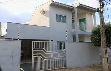 Imagem: A casa possui 4 Dormitórios, 4 Banheiros e está localizado