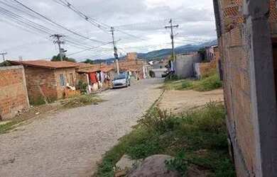 Imagem: A casa possui 2 Dormitórios, 1 Banheiro, 1 Vaga na garagem