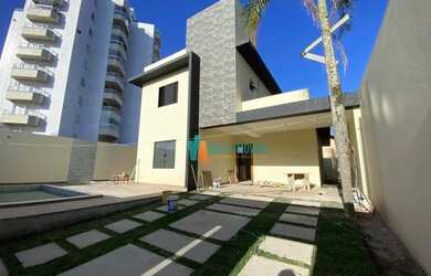 Imagem: A casa possui 3 Dormitórios, 4 Banheiros, 2 Vagas na garagem