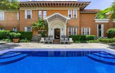 Imagem: A casa à venda possui 4 Dormitórios, 4 Banheiros, 5 Vagas