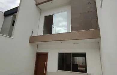 Imagem: A casa possui 2 Dormitórios, 3 Banheiros, 2 Vagas na garagem