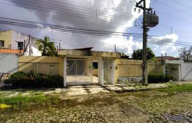 Imagem: A casa possui 4 Dormitórios, 5 Banheiros, 4 Vagas na garagem