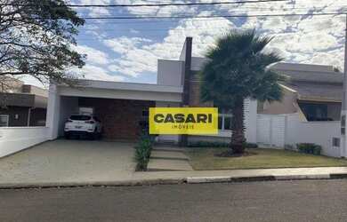 Imagem: A casa possui 3 Dormitórios, 4 Banheiros, 4 Vagas na garagem