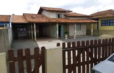 Imagem: A casa possui 3 Dormitórios, 1 Banheiro, 4 Vagas na garagem