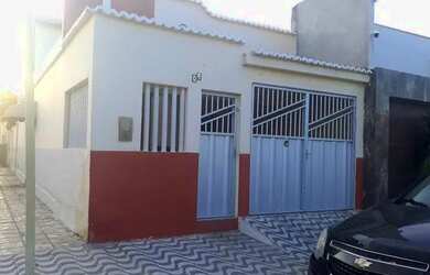 Imagem: A casa possui 3 Dormitórios, 2 Banheiros, 1 Vaga na garagem