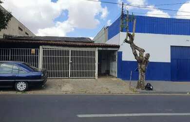 Imagem: A casa possui 3 Dormitórios, 1 Banheiro, 1 Vaga na garagem