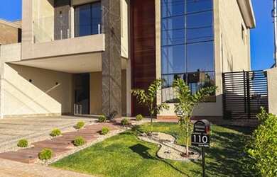 Imagem: A casa em condomínio possui 1 Dormitório, 4 Banheiros, 2 Vagas