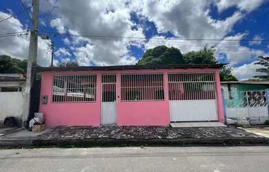 Imagem: A casa possui 3 Dormitórios, 2 Banheiros, 2 Vagas na garagem