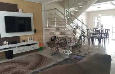 Imagem: A casa possui 3 Dormitórios, 3 Banheiros, 2 Vagas na garagem