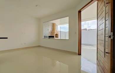 Imagem: A casa possui 3 Dormitórios, 2 Banheiros, 2 Vagas na garagem