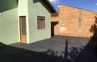 Imagem: A casa possui 2 Dormitórios, 1 Banheiro, 2 Vagas na garagem