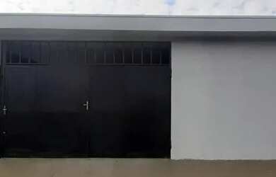 Imagem: A casa possui 3 Dormitórios, 2 Banheiros, 2 Vagas na garagem