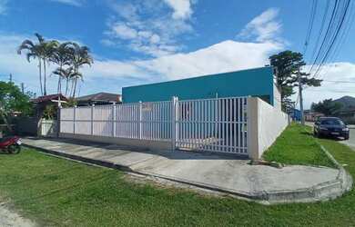 Imagem: A casa possui 3 Dormitórios, 2 Banheiros, 100m² de Área e