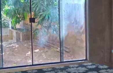 Imagem: A casa possui 3 Dormitórios, 2 Banheiros, 1 Vaga na garagem