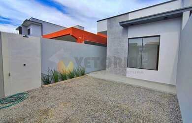 Imagem: A casa possui 2 Dormitórios, 2 Banheiros, 2 Vagas na garagem