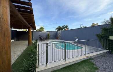 Imagem: A casa possui 3 Dormitórios, Acomodam 10 pessoas, 5 Vagas na