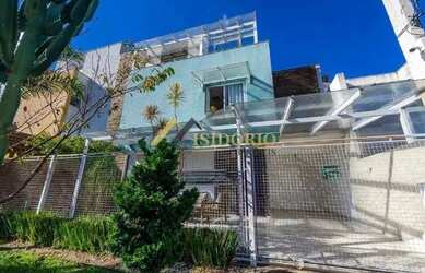 Imagem: A casa possui 3 Dormitórios, 2 Banheiros, 2 Vagas na garagem