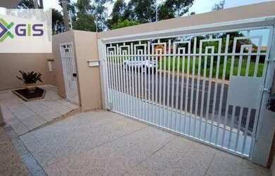 Imagem: A casa possui 3 Dormitórios, 2 Banheiros, 2 Vagas na garagem