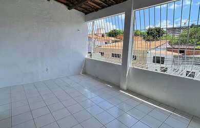 Imagem: A casa possui 3 Dormitórios, 3 Banheiros, 1 Vaga na garagem