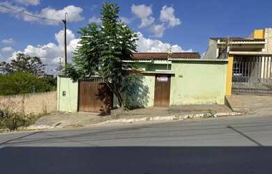 Imagem: A casa possui 2 Dormitórios, 2 Banheiros, 3 Vagas na garagem