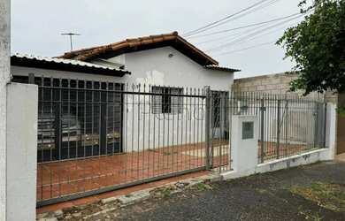 Imagem: A casa possui 3 Dormitórios, 3 Banheiros, 5 Vagas na garagem