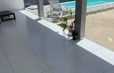 Imagem: A casa possui 2 Dormitórios, Acomodam 12 pessoas, 2 Vagas na