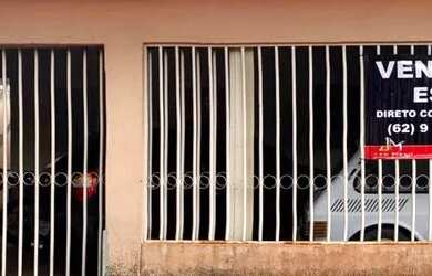 Imagem: A casa possui 3 Dormitórios, 1 Banheiro, 2 Vagas na garagem