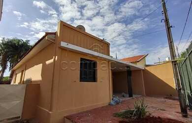 Imagem: A casa possui 3 Dormitórios, 2 Banheiros, 4 Vagas na garagem