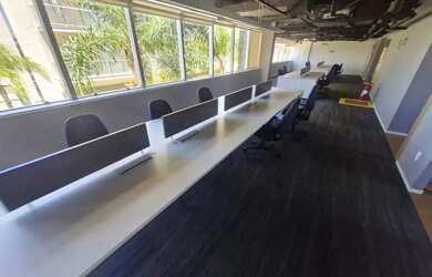 Imagem: O depósito possui 5 Vagas na garagem e 390m² de Área e está