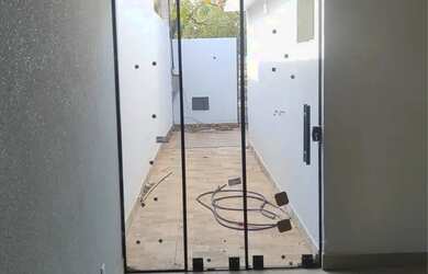 Imagem: A casa possui 3 Dormitórios, 2 Banheiros e 2 Vagas na garagem