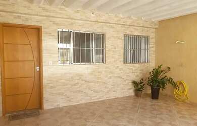 Imagem: A casa possui 2 Dormitórios, 1 Banheiro, 2 Vagas na garagem