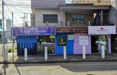 Imagem: A casa possui 3 Dormitórios, 1 Banheiro, 2 Vagas na garagem