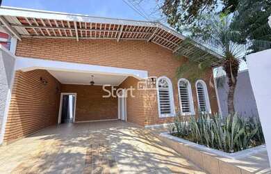 Imagem: A casa possui 3 Dormitórios, 3 Banheiros, 2 Vagas na garagem