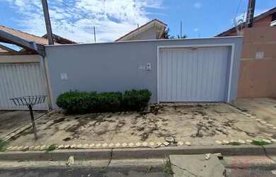 Imagem: A casa possui 2 Dormitórios, 1 Banheiro, 2 Vagas na garagem