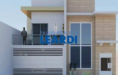 Imagem: A casa possui 3 Dormitórios, 1 Banheiro, 2 Vagas na garagem