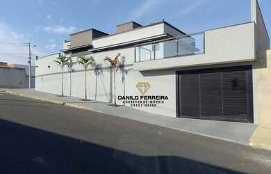 Imagem: A casa possui 2 Dormitórios, 1 Banheiro, 4 Vagas na garagem