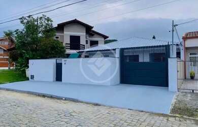 Imagem: A casa possui 3 Dormitórios, 2 Banheiros, 5 Vagas na garagem