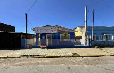 Imagem: A casa possui 3 Dormitórios, 2 Banheiros, 1 Vaga na garagem