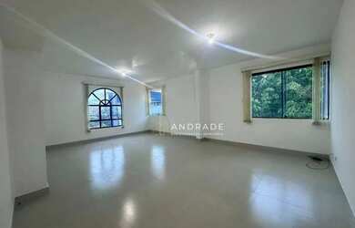 Imagem: O depósito possui 5 Vagas na garagem, 136m² de Área e está