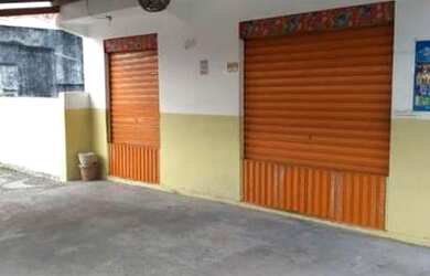 Imagem: A casa possui 4 Dormitórios, 2 Banheiros, 3 Vagas na garagem