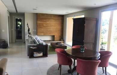 Imagem: A casa possui 4 Dormitórios, 4 Banheiros, 5 Vagas na garagem