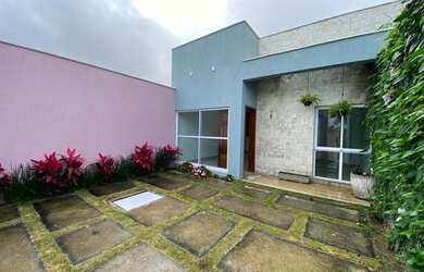 Imagem: A casa possui 3 Dormitórios, 4 Banheiros, 2 Vagas na garagem