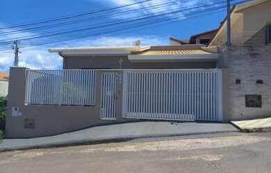 Imagem: A casa possui 3 Dormitórios, 2 Banheiros, 2 Vagas na garagem