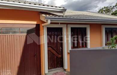 Imagem: A casa possui 3 Dormitórios, 2 Banheiros, 1 Vaga na garagem