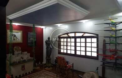 Imagem: A casa possui 3 Dormitórios, 3 Banheiros, 2 Vagas na garagem